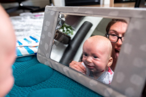 Who's that baby in the mirror? Is that the best baby in the mirror? Why yes it is! Schnookum ookum lovey ga ga