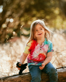 She smuggled a bear to the school photos!